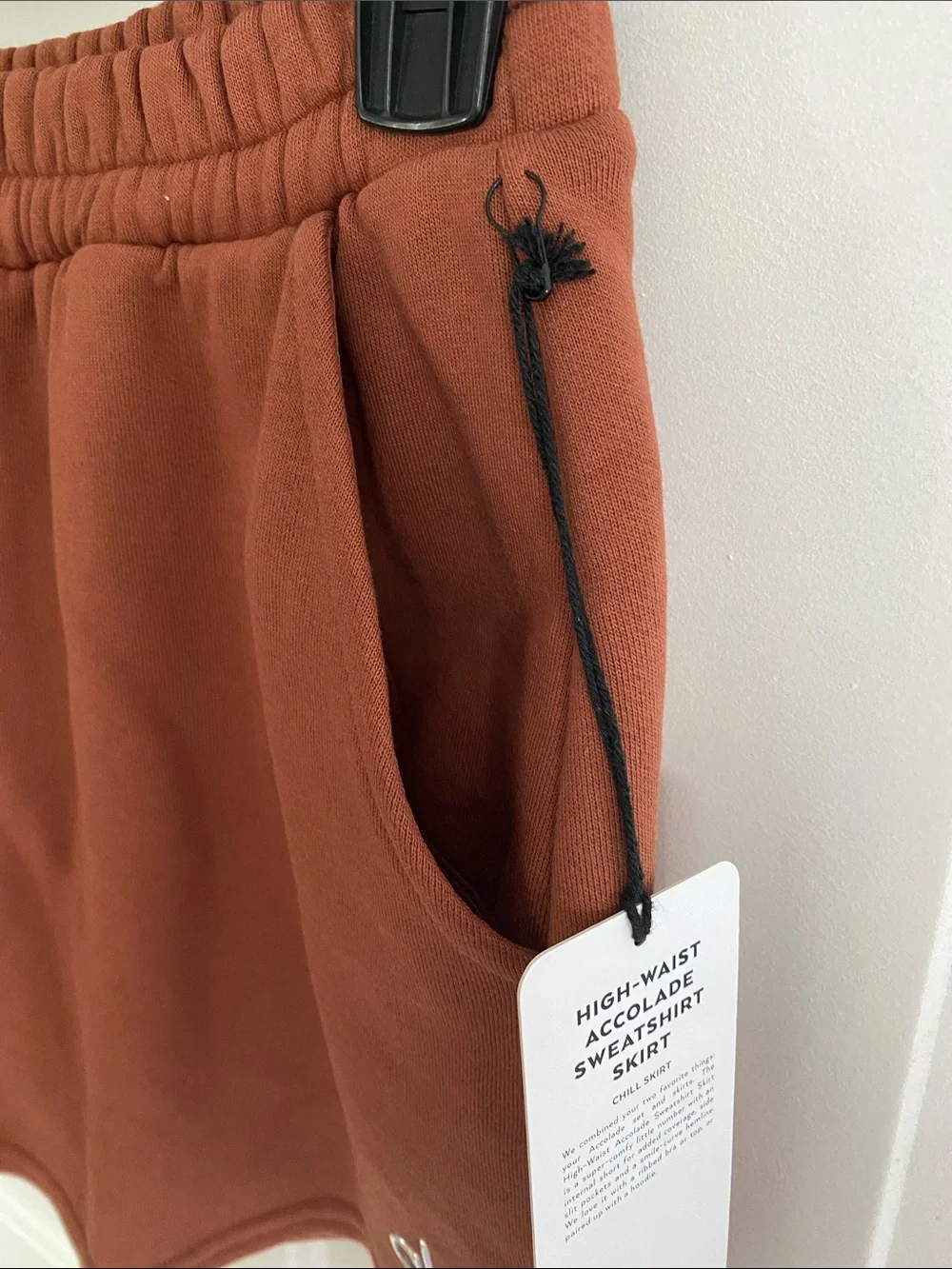 Alo Yoga High-Waist Accolade Sweatshirt Skirt in Rust